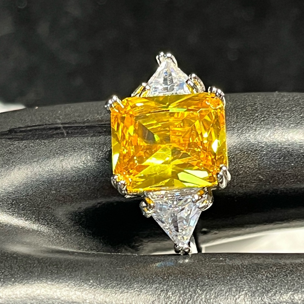 Stunning yellow and rhinestone ring -rectangle and trillion NWOT